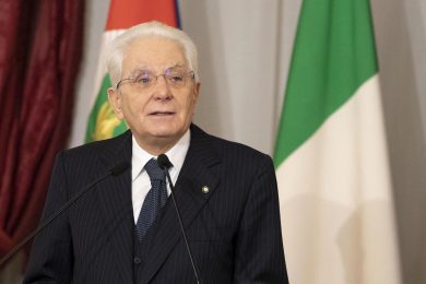 Come un anno fa la politica si arrende e si aggrappa a Mattarella