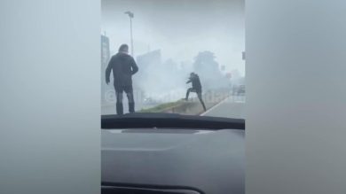 Milano, inseguimento terminato con un incidente e 3 arresti | Video