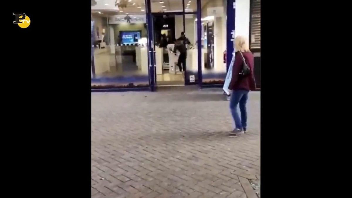 Galleria foto 'L’assalto di una baby gang in un centro commerciale | Video' - foto 3