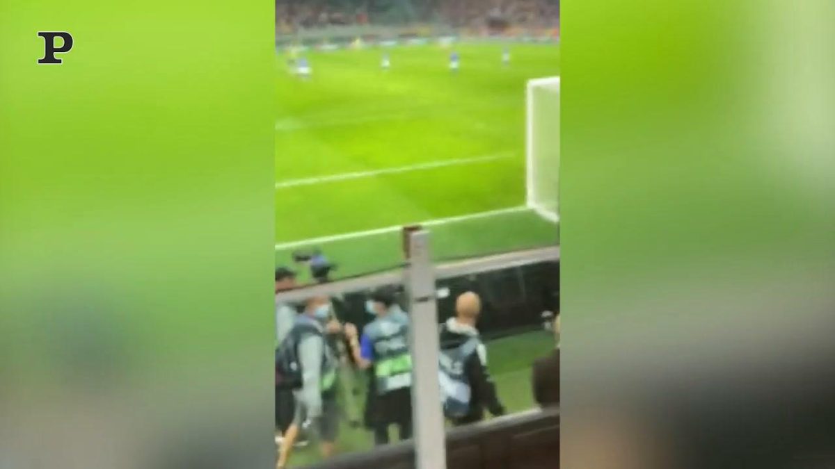 Galleria foto 'Spagna, la tribuna crolla mentre i tifosi festeggiano il gol | Video' - foto 2