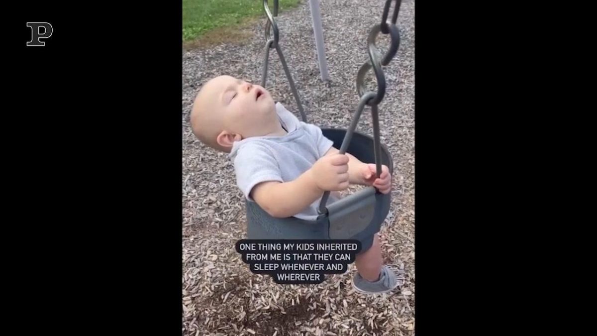 Galleria foto 'Bambino imita una scena tratta da ” La Sirenetta” | Video' - foto 4