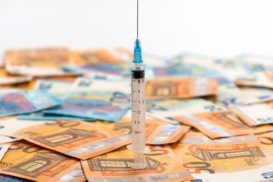 Vaccino per tutti, super business per pochi