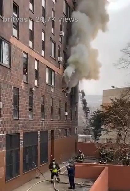 Milano, moto in fiamme distrugge l’ingresso di una banca | Video