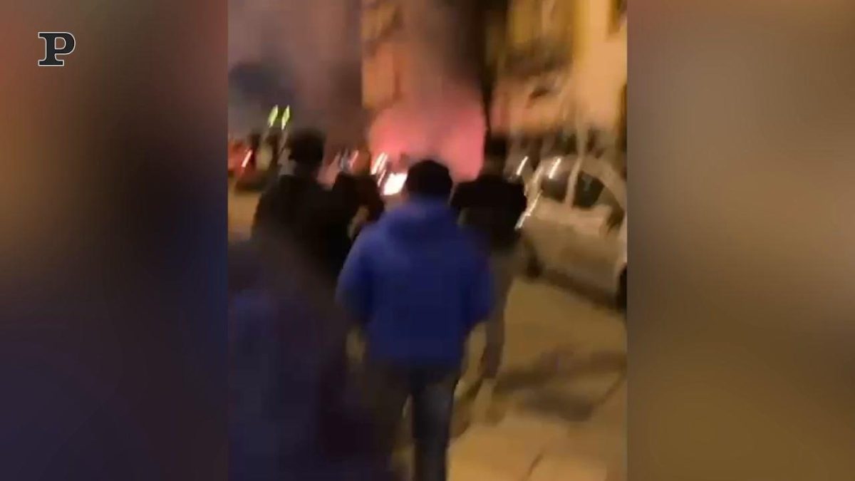 Galleria foto 'Roma, auto in fiamme Casal Bertone: fumo nero avvolge i palazzi | Video' - foto 2