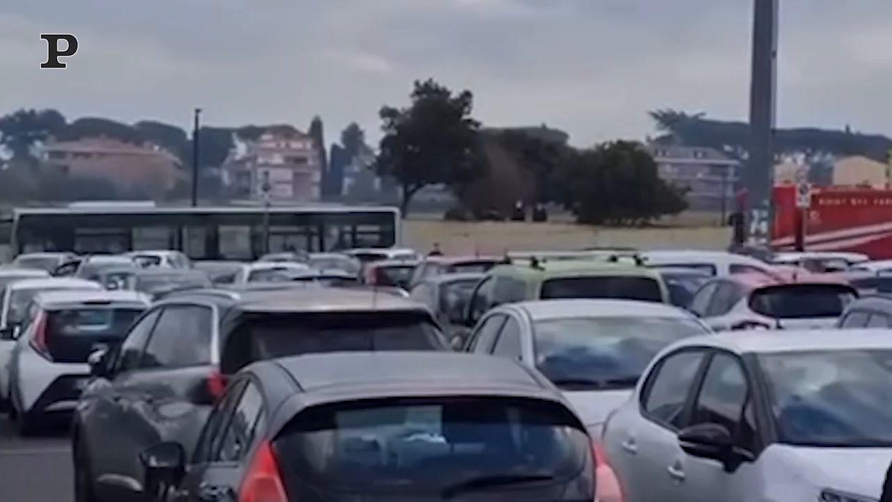 Roma, auto in fiamme Casal Bertone: fumo nero avvolge i palazzi | Video