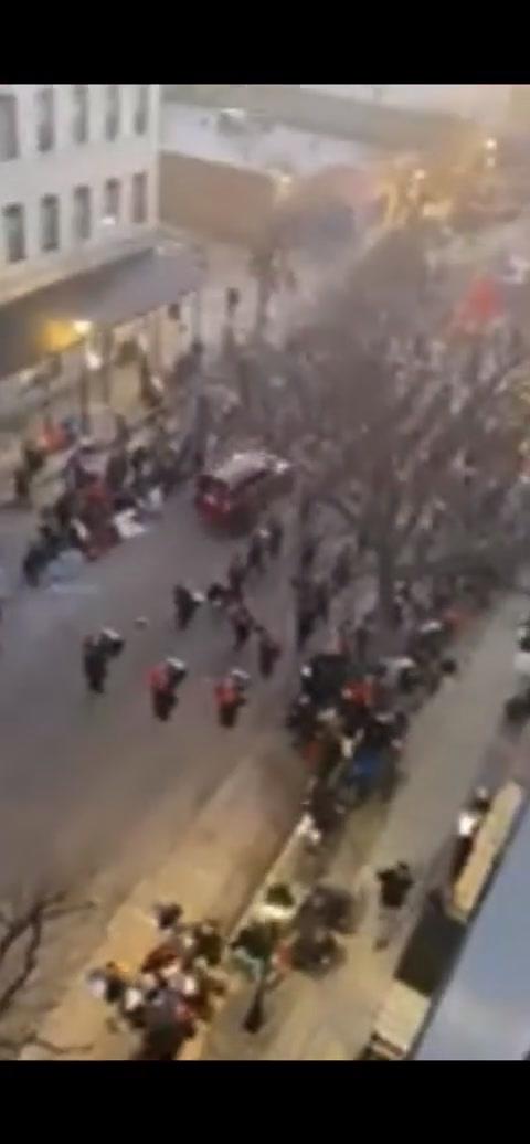 Abu Dhabi, gli Houthi dello Yemen attaccano con droni l’aeroporto: 3 morti | Video