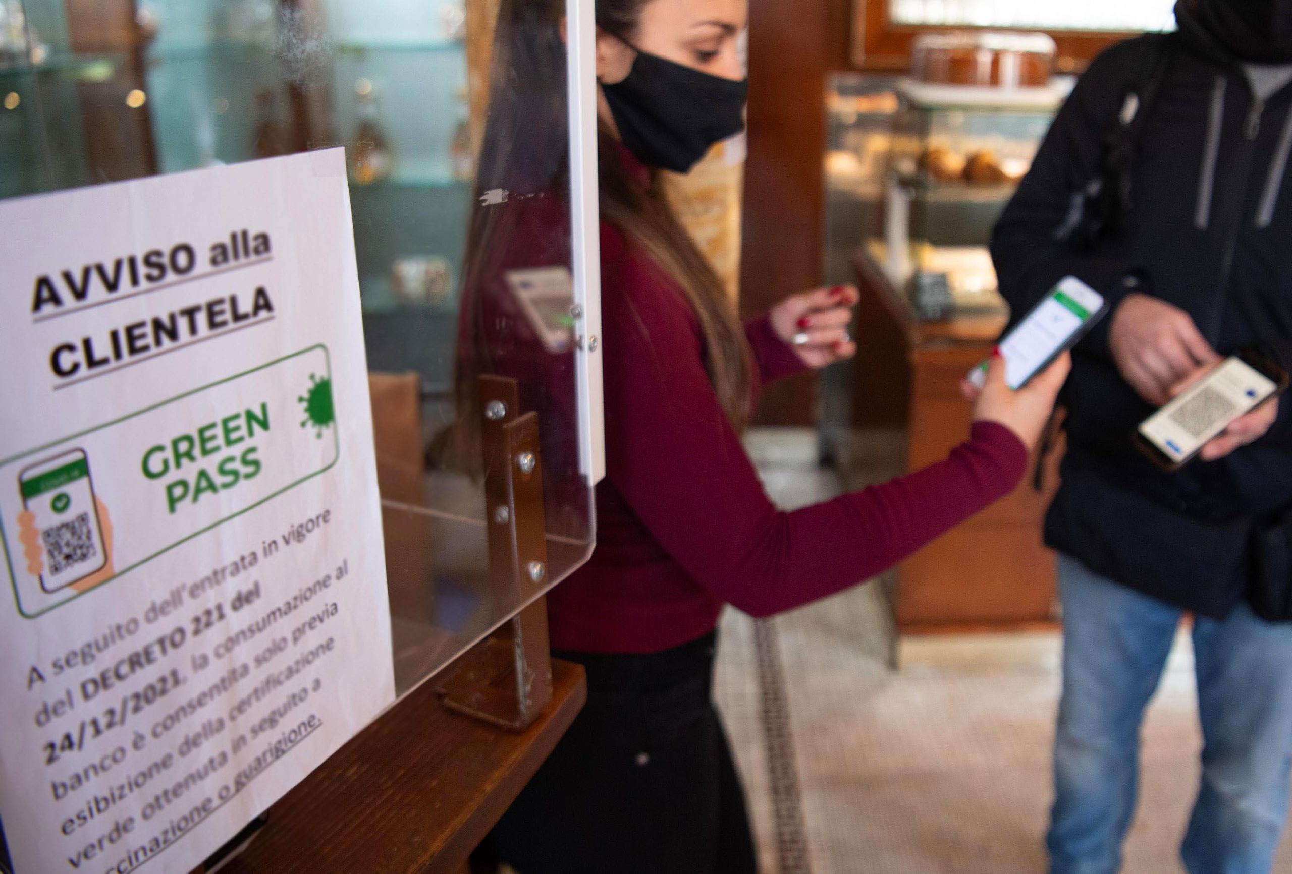 Ecco i negozi dove si potrà entrare senza Green Pass Ecco i negozi dove si potrà entrare senza Green Pass