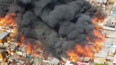 Cile: devastante incendio distrugge oltre 100 abitazioni | Video