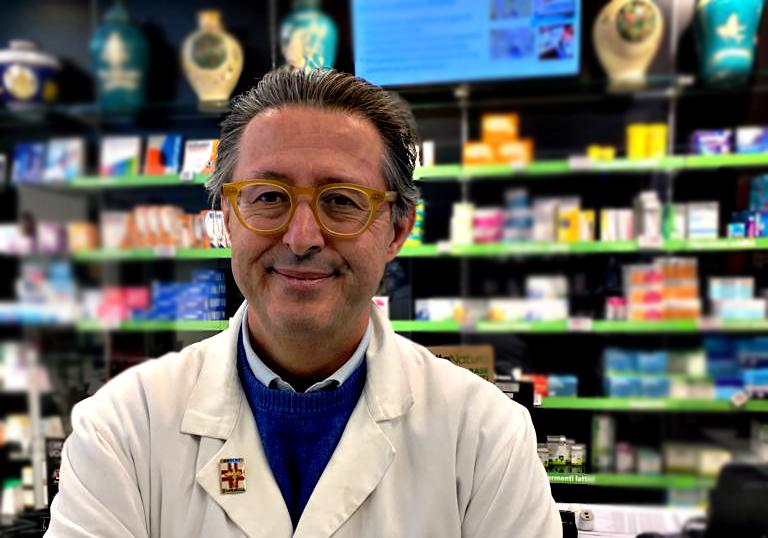 Farmacista multato dal condominio perché fa tamponi e vaccini