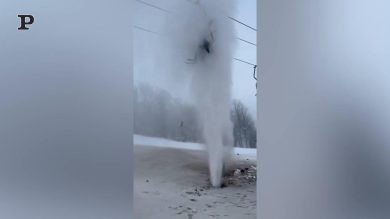 Travolti da una colonna di acqua gelida su una seggiovia: l’incubo di due sciatori | Video