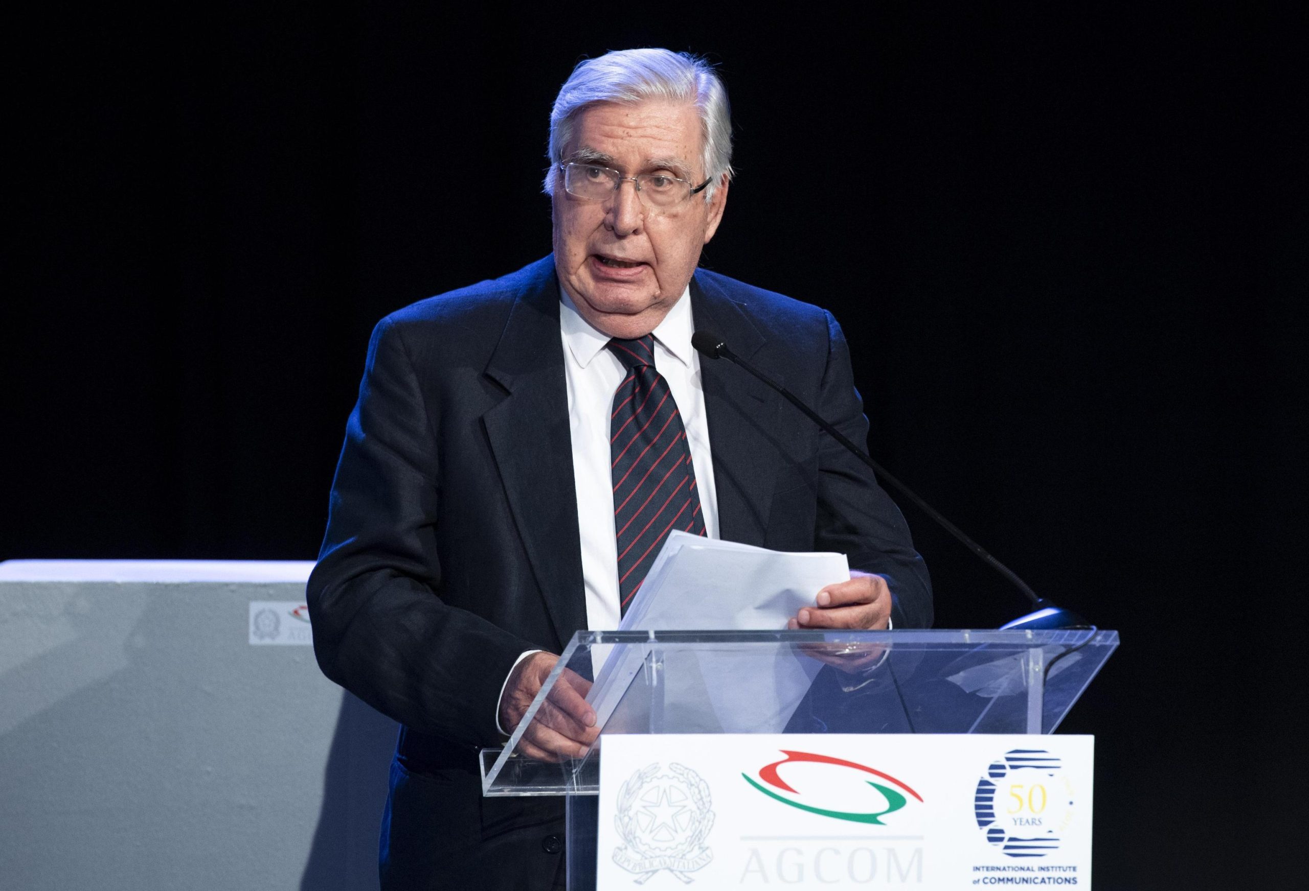 Per il costituzionalista Cheli l’obbligo vaccinale a 50 anni non ha basi scientifiche