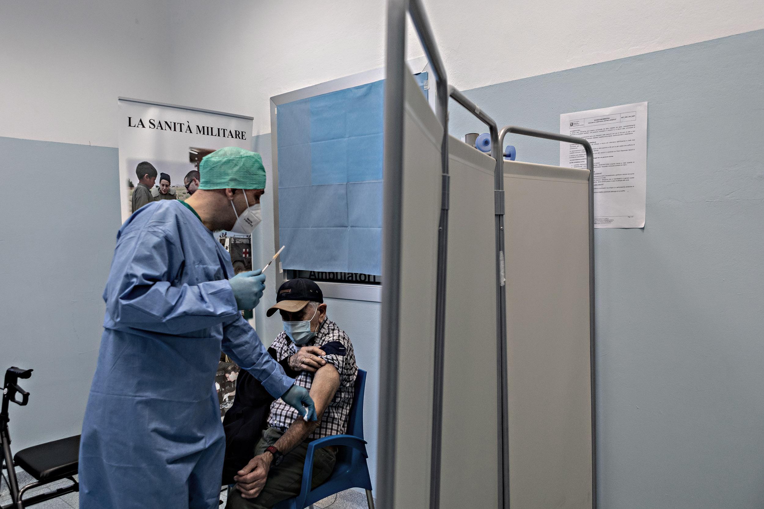 Vaccinazione obbligatoria per gli over 50. Cosa prevede il decreto anti Omicron Vaccinazione obbligatoria per gli over 50. Cosa prevede il decreto anti Omicron