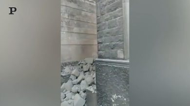 Napoli, crolla una cappella nel cimitero di Poggioreale | Video