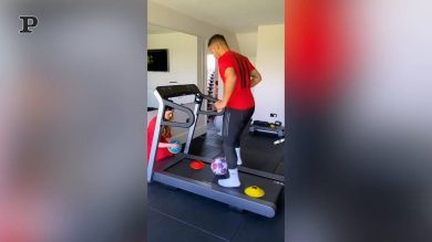 Dribbling sul tapis roulant: l’allenamento del calciatore Jeremy Lynch | Video