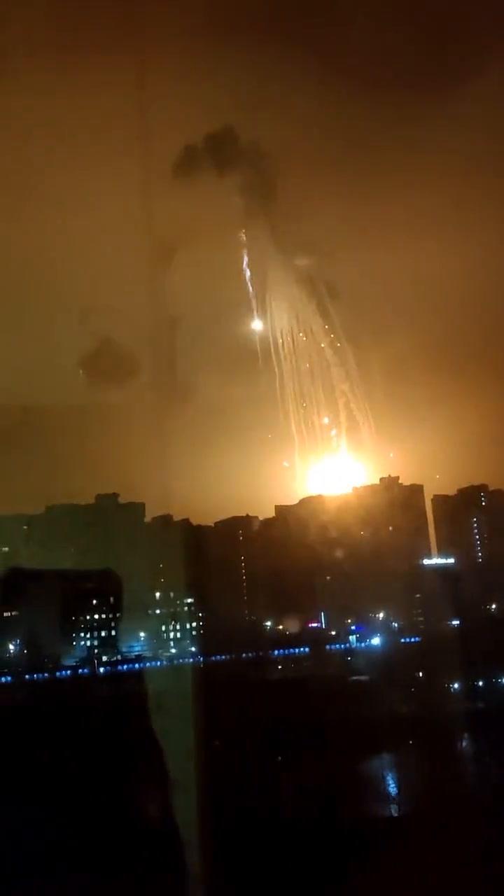 Kharkiv, civili in lotta per il cibo | Video