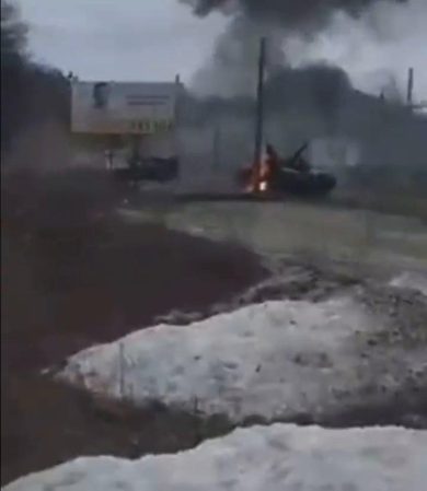 Razzo anticarro distrugge carro armato russo a Kharkiv | video