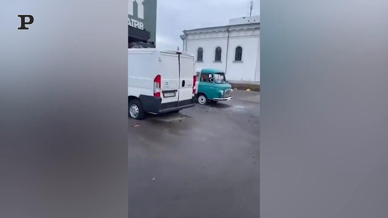 Kiev, carro armato russo schiaccia un’auto | Video