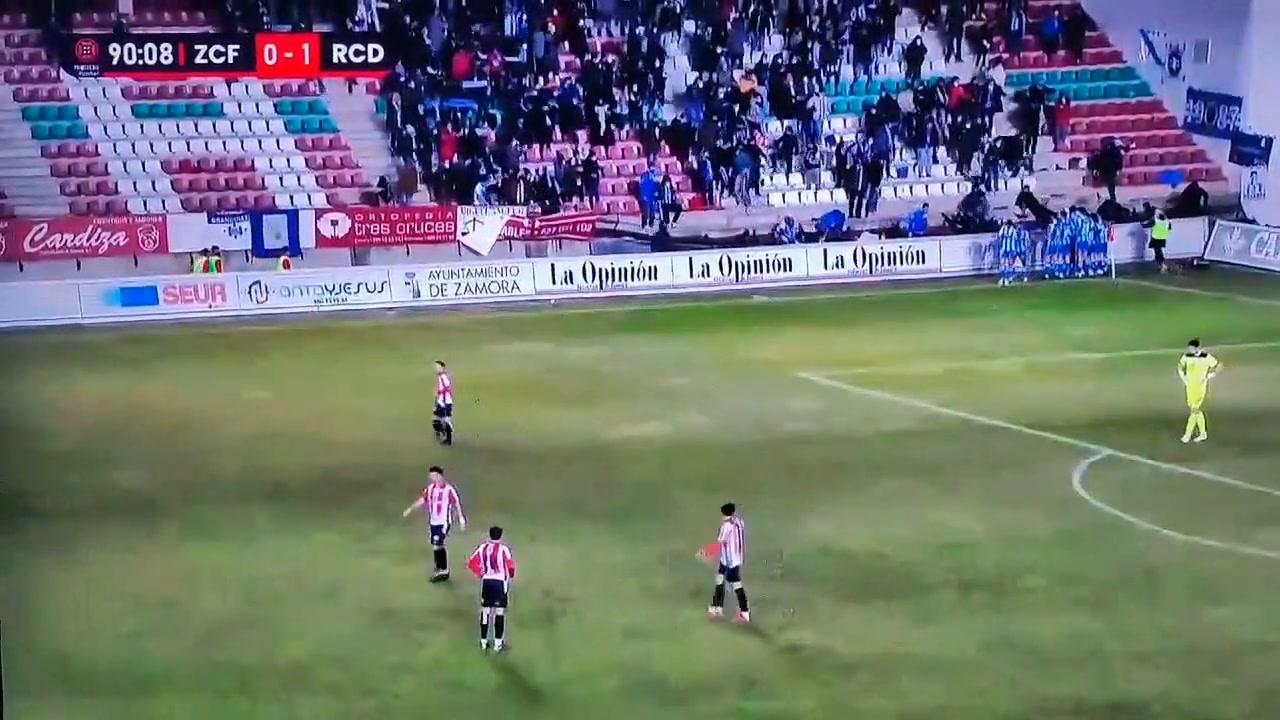 Come nella Bibbia: i tifosi inscenano Mosè che apre il Mar Rosso | Video