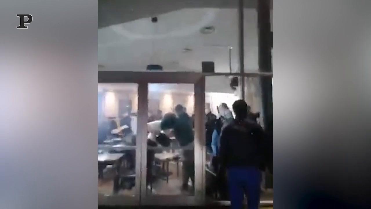 Come nella Bibbia: i tifosi inscenano Mosè che apre il Mar Rosso | Video