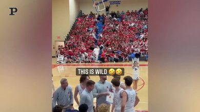 Come nella Bibbia: i tifosi inscenano Mosè che apre il Mar Rosso | Video