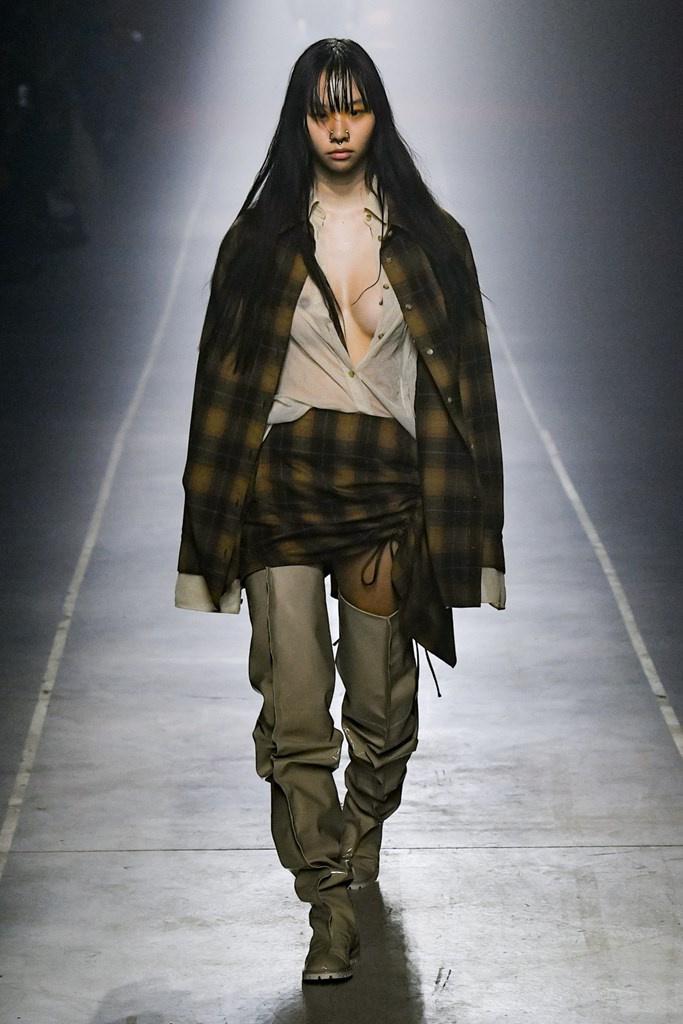 Artigianalità couture sensuale oppure grintosa, fra i debutti e i primi trend di Milano Moda Donna Artigianalità couture sensuale oppure grintosa, fra i debutti e i primi trend di Milano Moda Donna