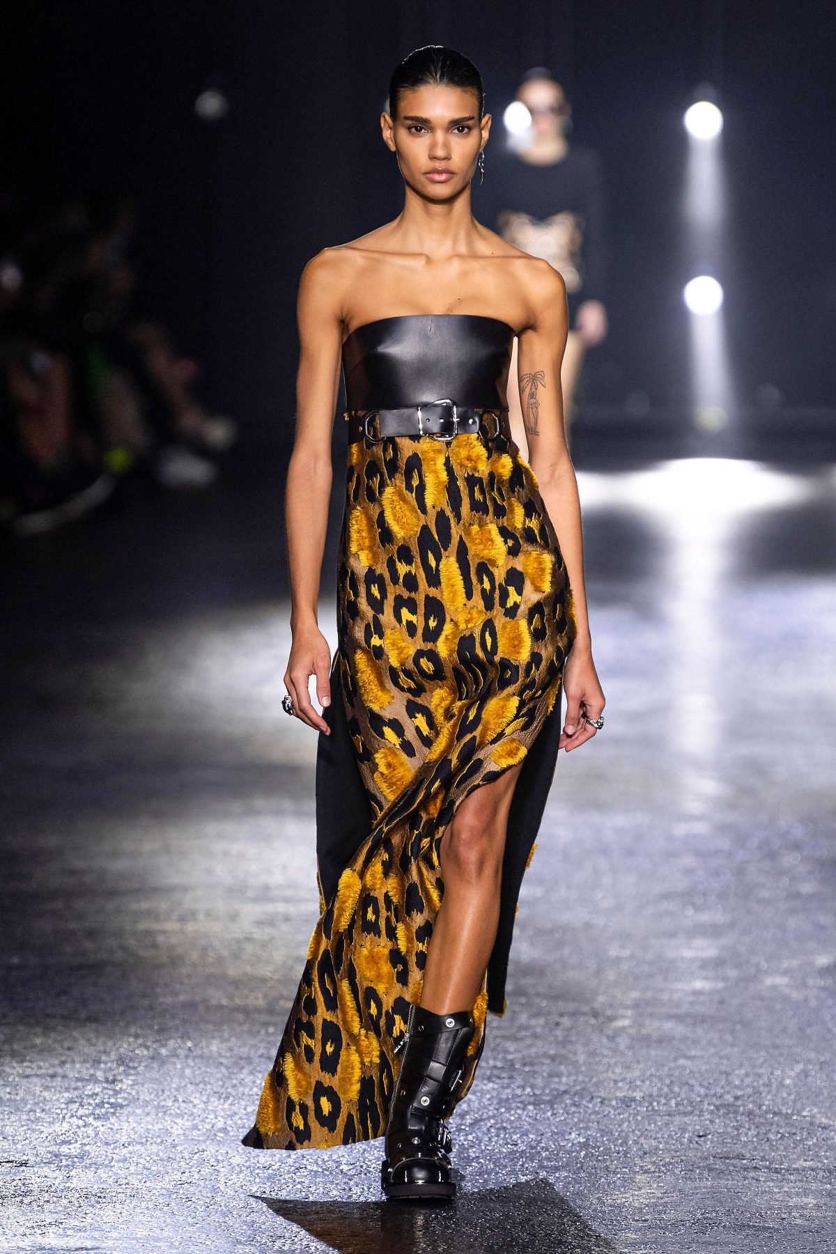 Galleria foto 'Artigianalità couture sensuale oppure grintosa, fra i debutti e i primi trend di Milano Moda Donna' - foto 22