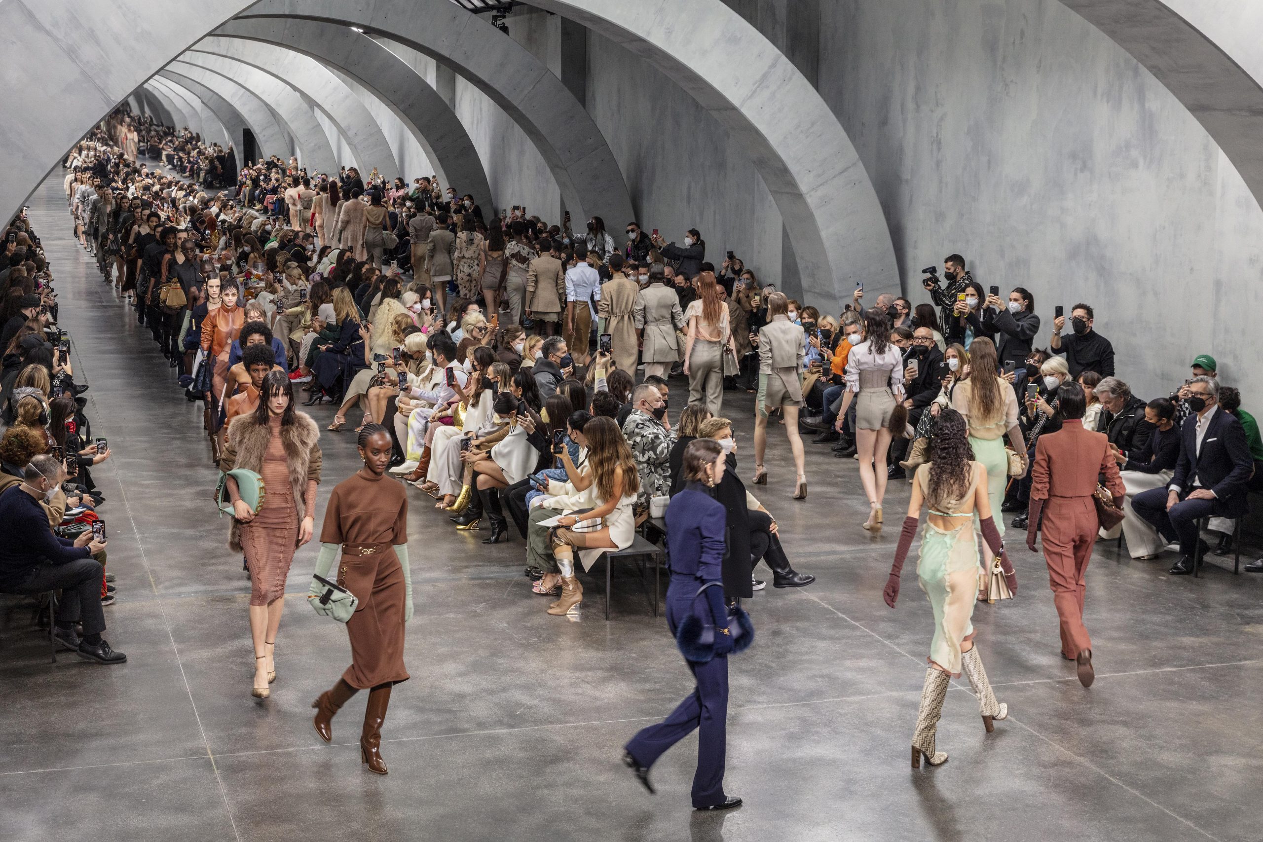 Artigianalità couture sensuale oppure grintosa, fra i debutti e i primi trend di Milano Moda Donna