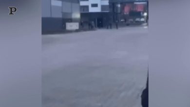 Ucraina, il momento in cui il missile colpisce l’aeroporto di Frankivsk | Video