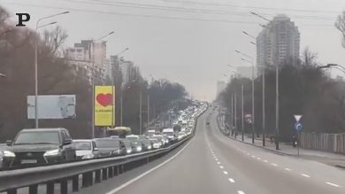 Guerra Russia-Ucraina: auto in fuga da Kiev | Video