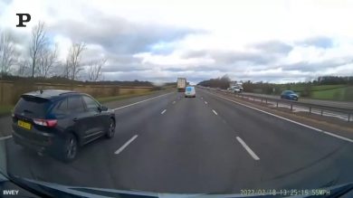 Tempesta Eunice in Gran Bretagna, il vento è troppo forte: camion si ribalta in autostrada | Video