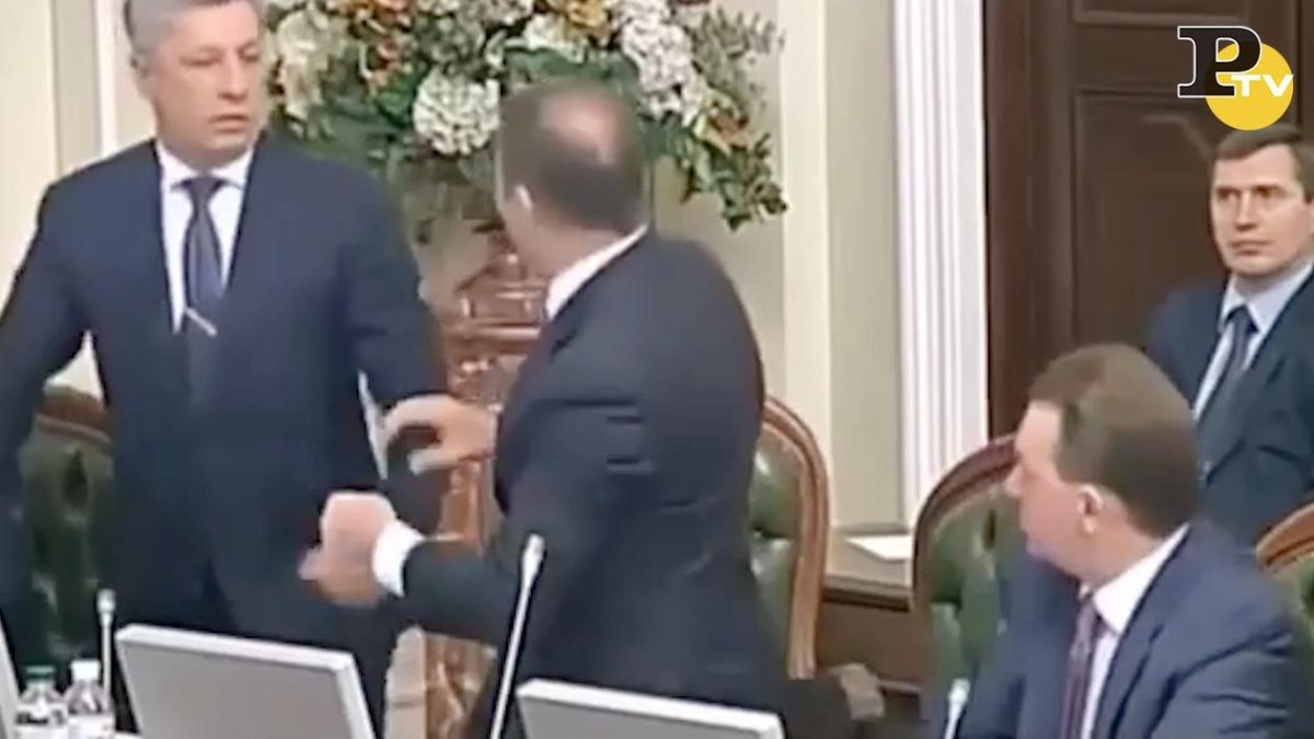 Galleria foto 'Ucraina, mezzi militari russi entrano nella repubblica separatista di Donestsk | Video' - foto 4