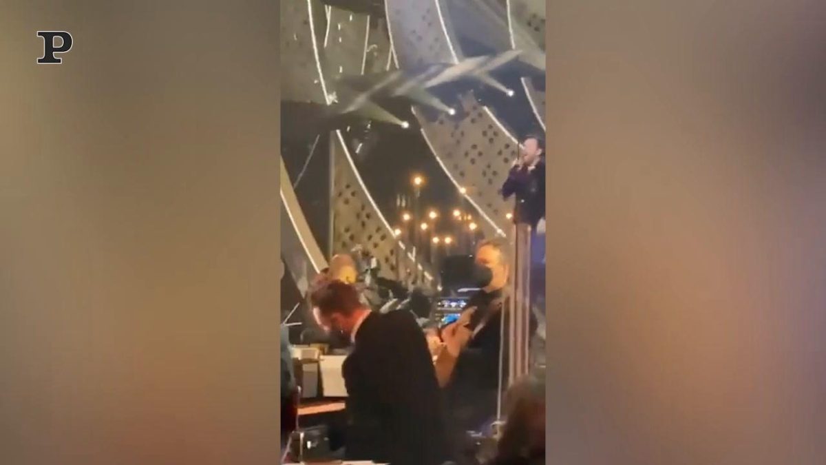 Galleria foto 'Il prete canta “Brividi” durante la messa | Video' - foto 2