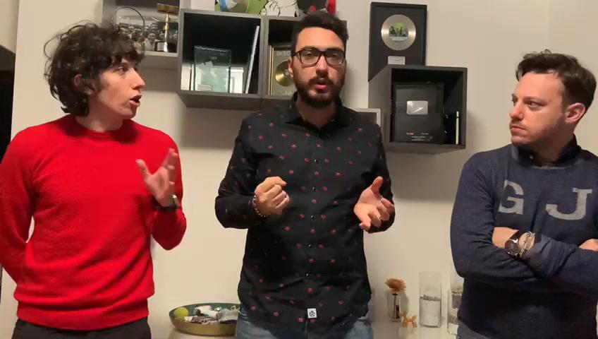 Il prete canta “Brividi” durante la messa | Video