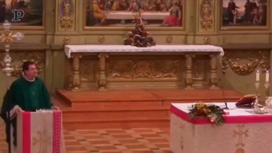 Il prete canta “Brividi” durante la messa | Video