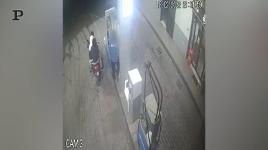 Napoli, tre ragazzini rapinano e puntano la pistola alla tempia di un benzinaio | Video