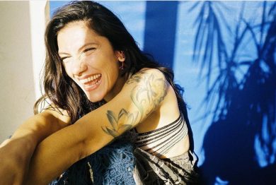 Elisa mostra le sue due anime in Ritorno al Futuro/Back to the Future