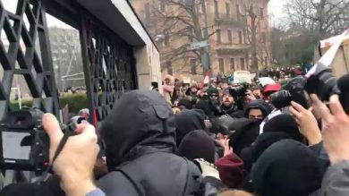 Torino, studenti tentano irruzione all’Unione Industriale: diversi feriti | Video