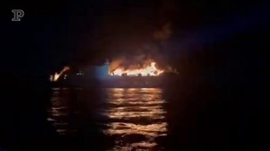Grecia, incendio su un traghetto diretto a Brindisi | Video