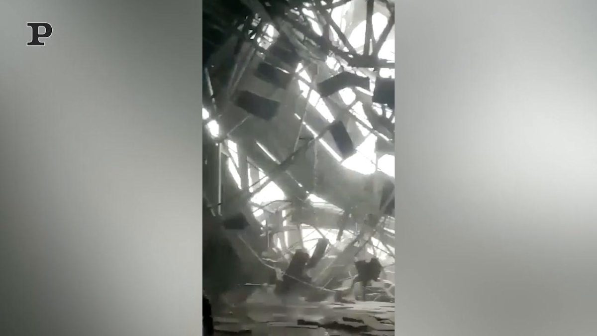Galleria foto 'Tempesta ad Amburgo, l’onda distrugge il vetro di un traghetto: paura tra i passeggeri | Video' - foto 4