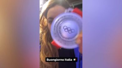 Pechino 2022, Sofia Goggia festeggia la conquista della medaglia: “Questo è argento vivo!” | Video