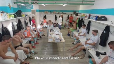 La sfuriata dell’allenatore dell’Olbia calcio negli spogliatoi dopo la sconfitta | Video