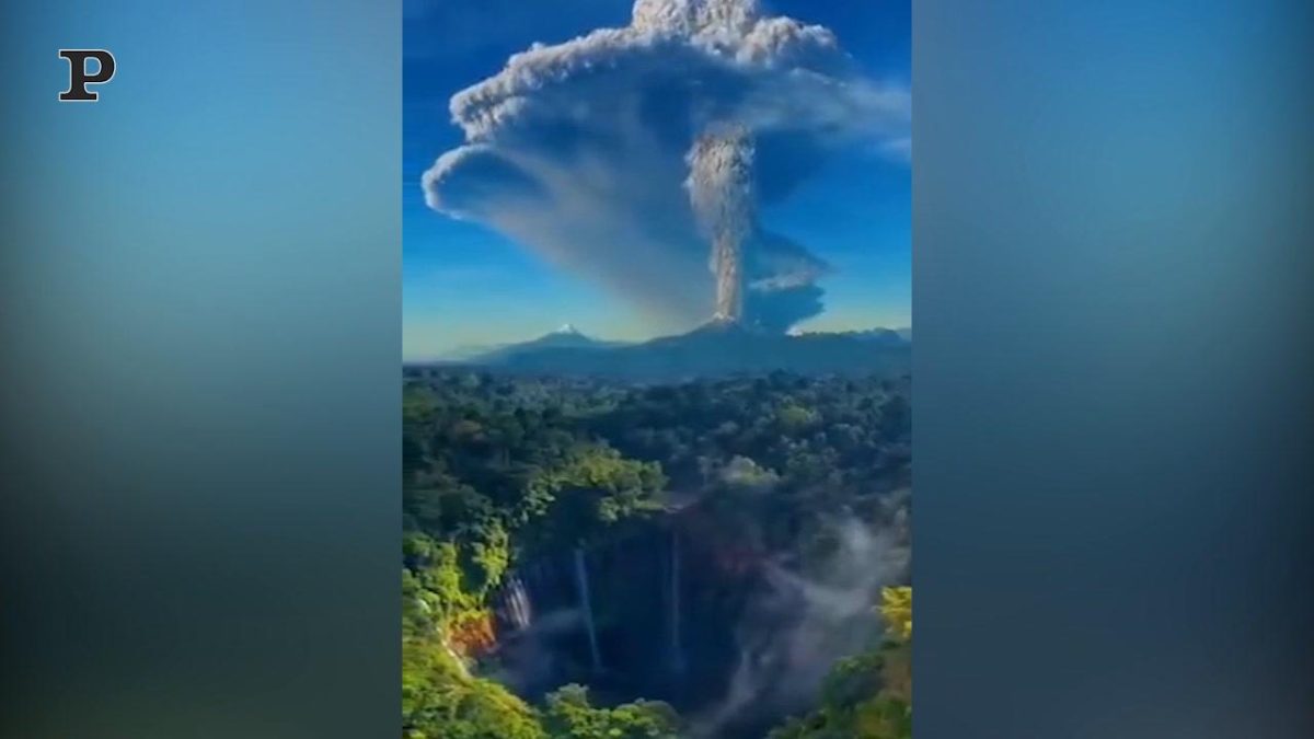Galleria foto 'La spettacolare eruzione dell’Etna: fontane di lava e nubi alte 10 km | Video' - foto 2
