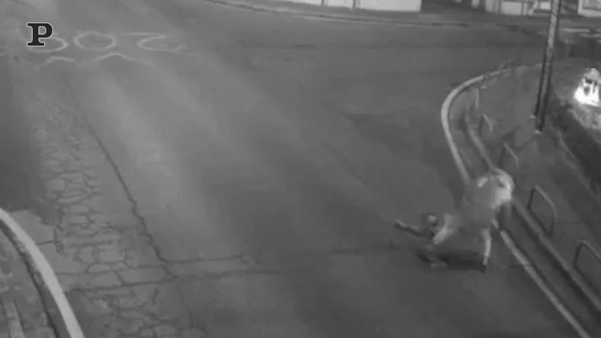 Galleria foto 'Auto non si ferma sulle strisce, poliziotta salva uno studente per un soffio | Video' - foto 2