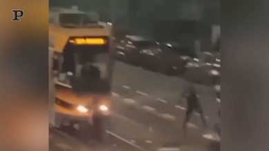 Milano, baby gang assalta un tram | Video