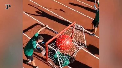 I giocatori del Pordenone si lanciano in una versione “umana” del curling | Video