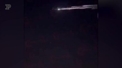 Messico, una scia di fuoco illumina il cielo notturno a Cabo San Lucas | Video