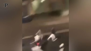 Torino, senegalesi assaltano una volante della polizia dopo la vittoria della Coppa d’Africa | Video