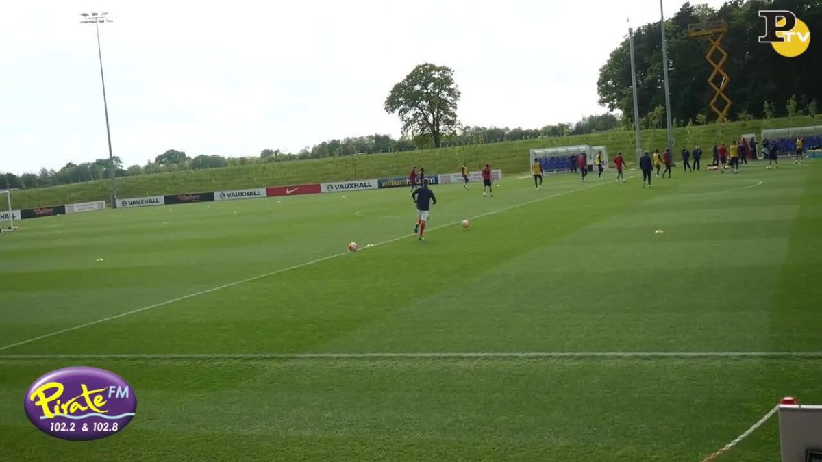 Galleria foto 'Inter-Milan: lo steward aggredisce un invasore di campo: pugni al ragazzo già immobilizzato | Video' - foto 3