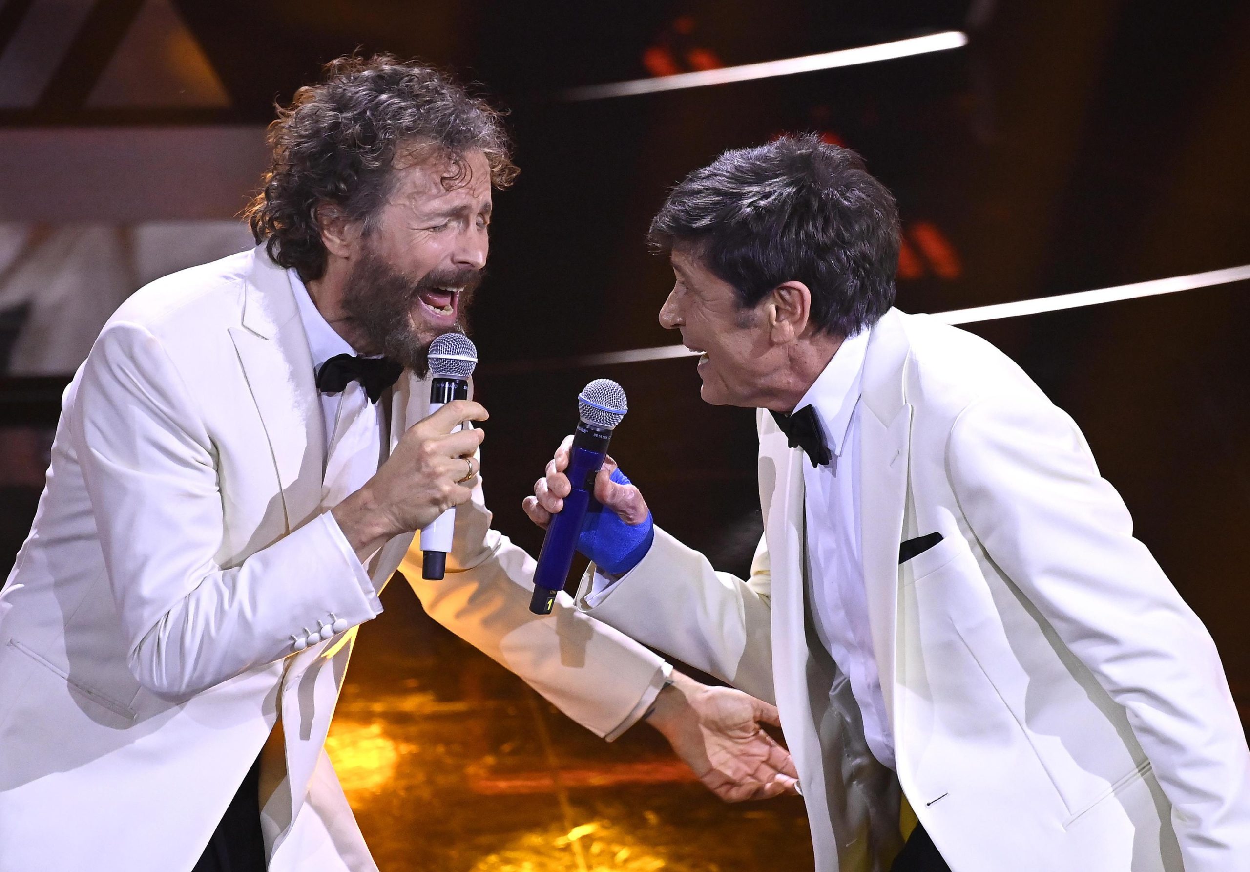 Sanremo 2022: Morandi vince la serata delle cover insieme a Jovanotti