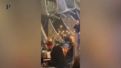 Sanremo 2022, il cameraman cade durante l’esibizione di Cesare Cremonini | Video